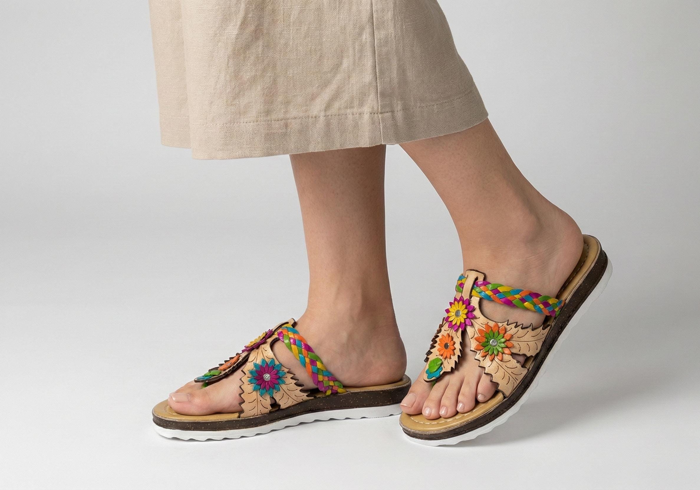 Huaraches artesanales de piel con flores de colores para fiestas patrias, hechos a mano en México por KWARACHI