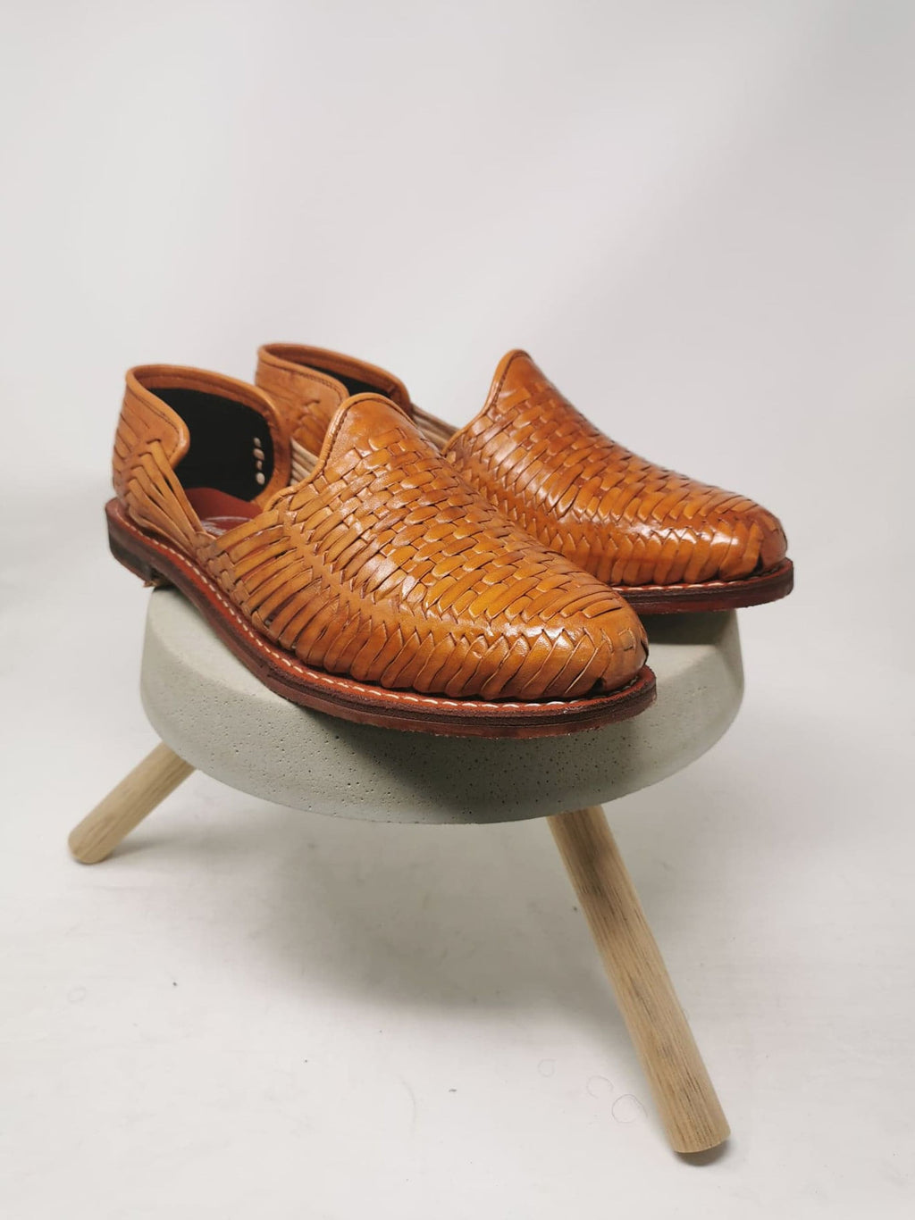 Men's closed-toe huaraches in shedron color - handmade with genuine leather sole