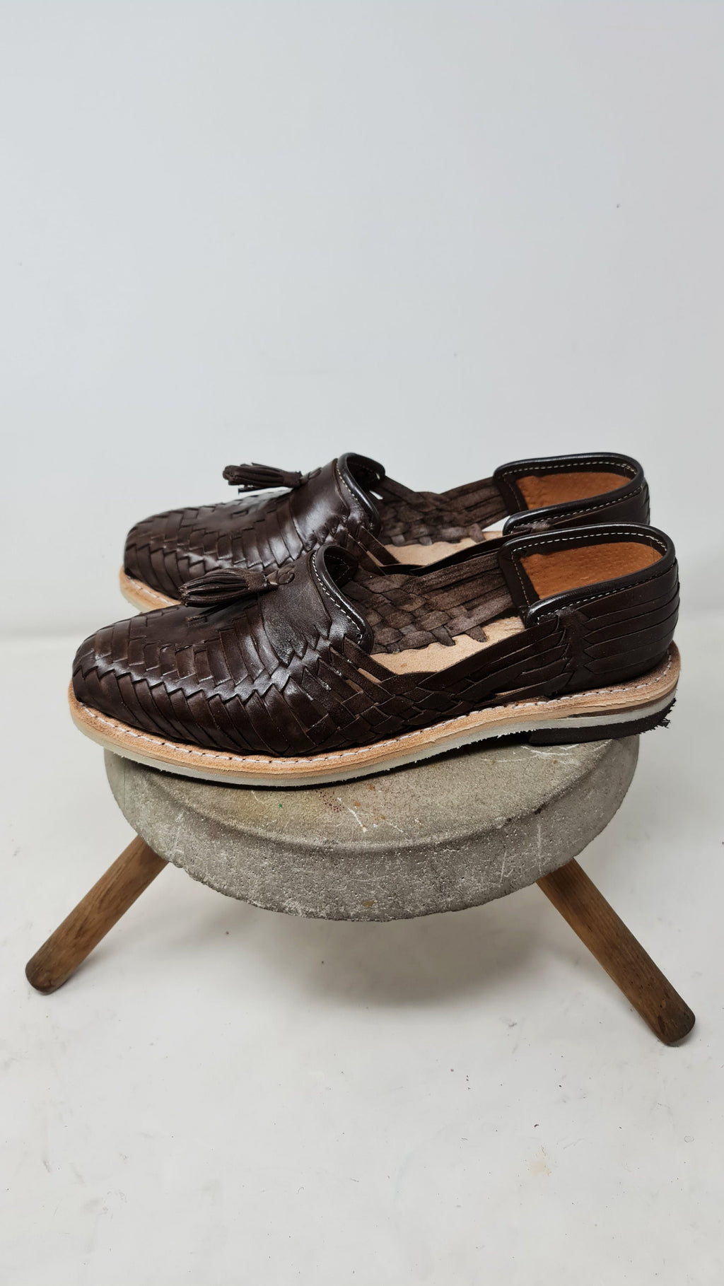 Mocasines tejidos a mano para hombre – cuero marrón