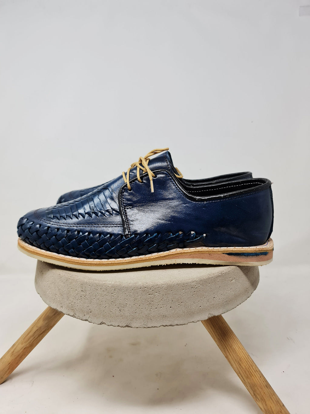 Men's closed-toe huaraches with laces. Handcrafted shoes made in Mexico