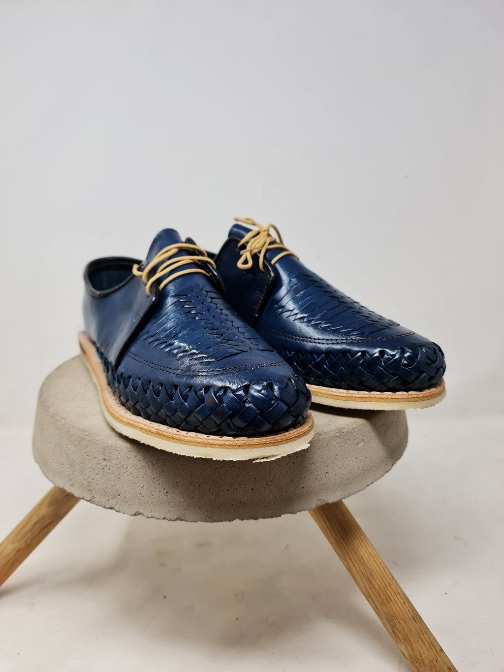 Men's closed-toe huaraches with laces. Handcrafted shoes made in Mexico