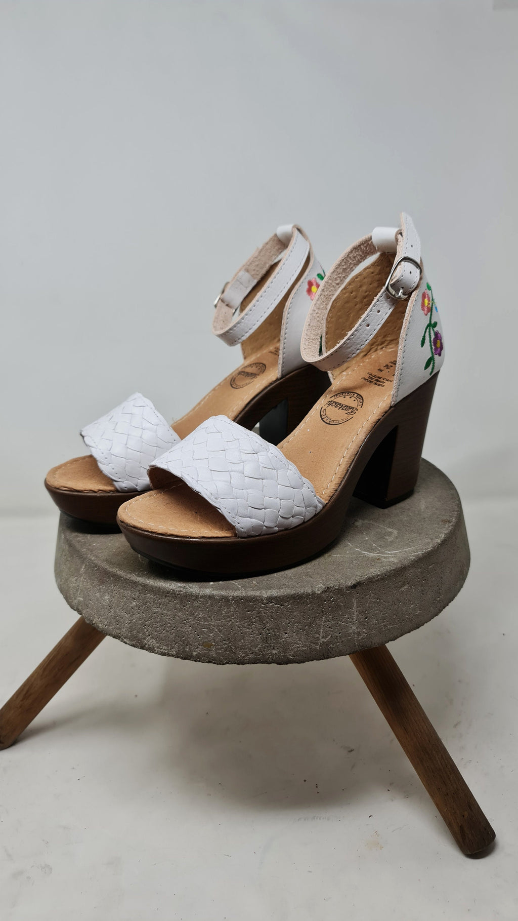 Huaraches de plataforma para mujer – blancos, bordados en el talón