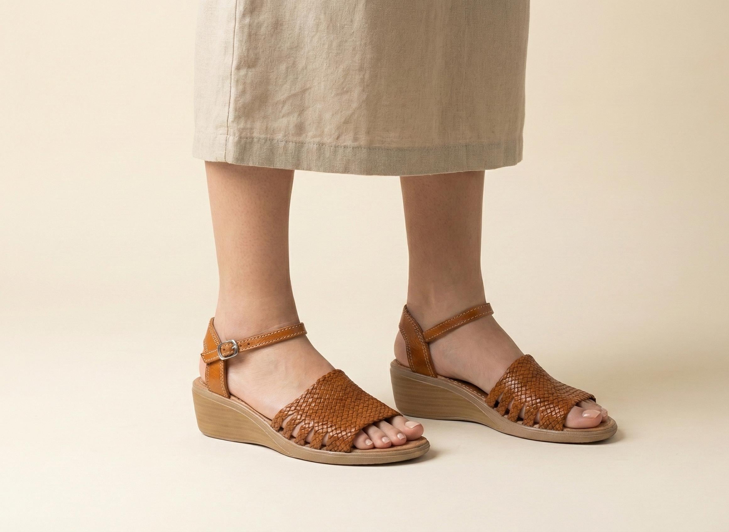 Women's platform huaraches, brown leather Mexican sandal, open toe, adjustable ankle strap, handmade in Mexico