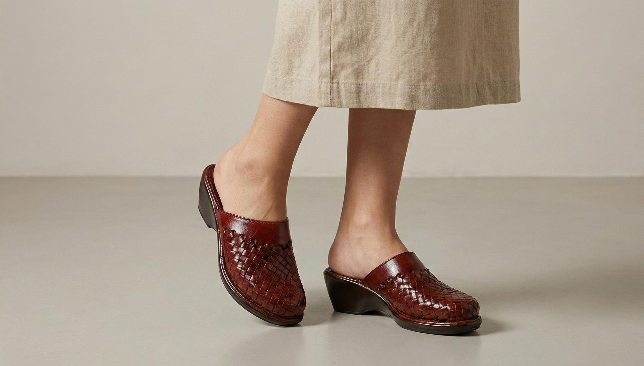 Women's platform huaraches | Closed toe, backless | Honey or reddish woven leather | Handmade in Mexico
