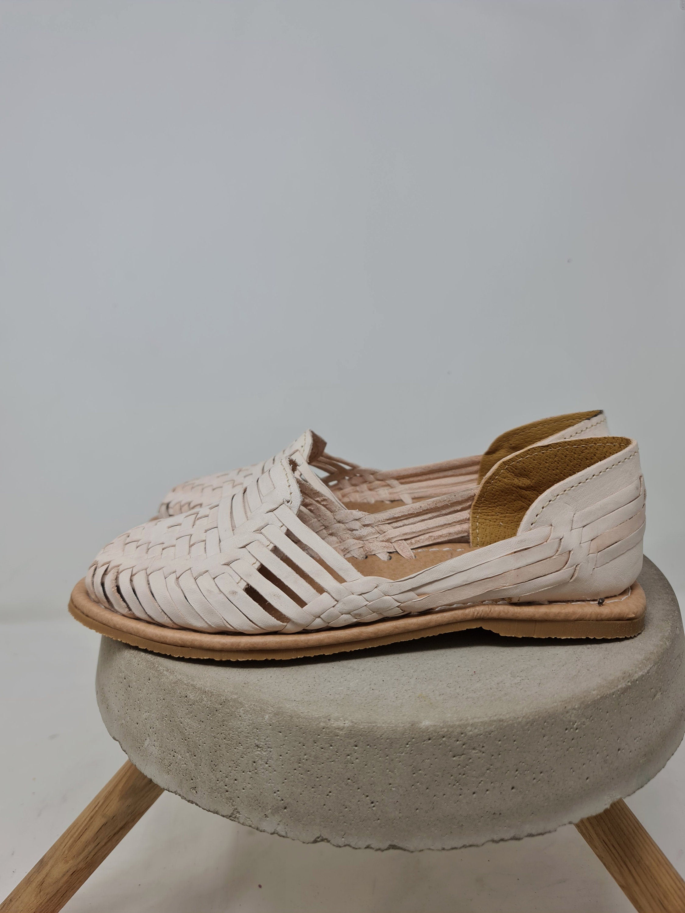 Mexican huaraches for women. Natural leather sandals