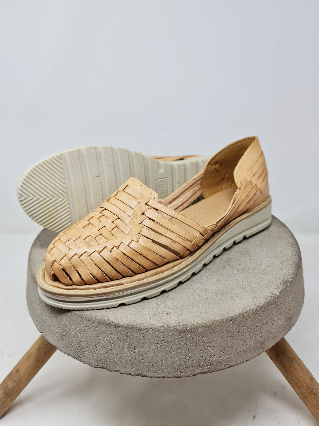Mexican huaraches for women with thick, honey-colored sole, Closed-toe leather sandals for summer