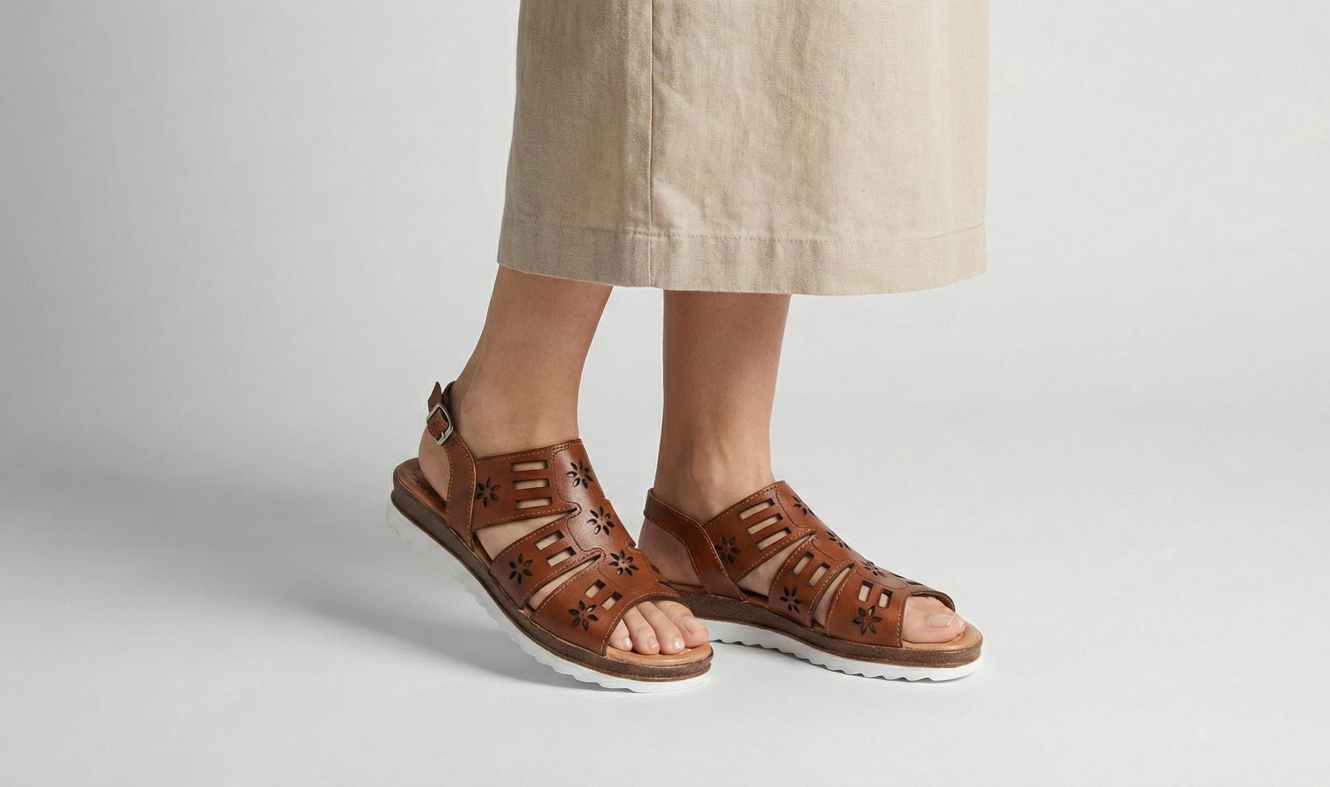Handmade brown huaraches for women with adjustable strap | Comfortable and fresh Mexican sandals | Made in Mexico