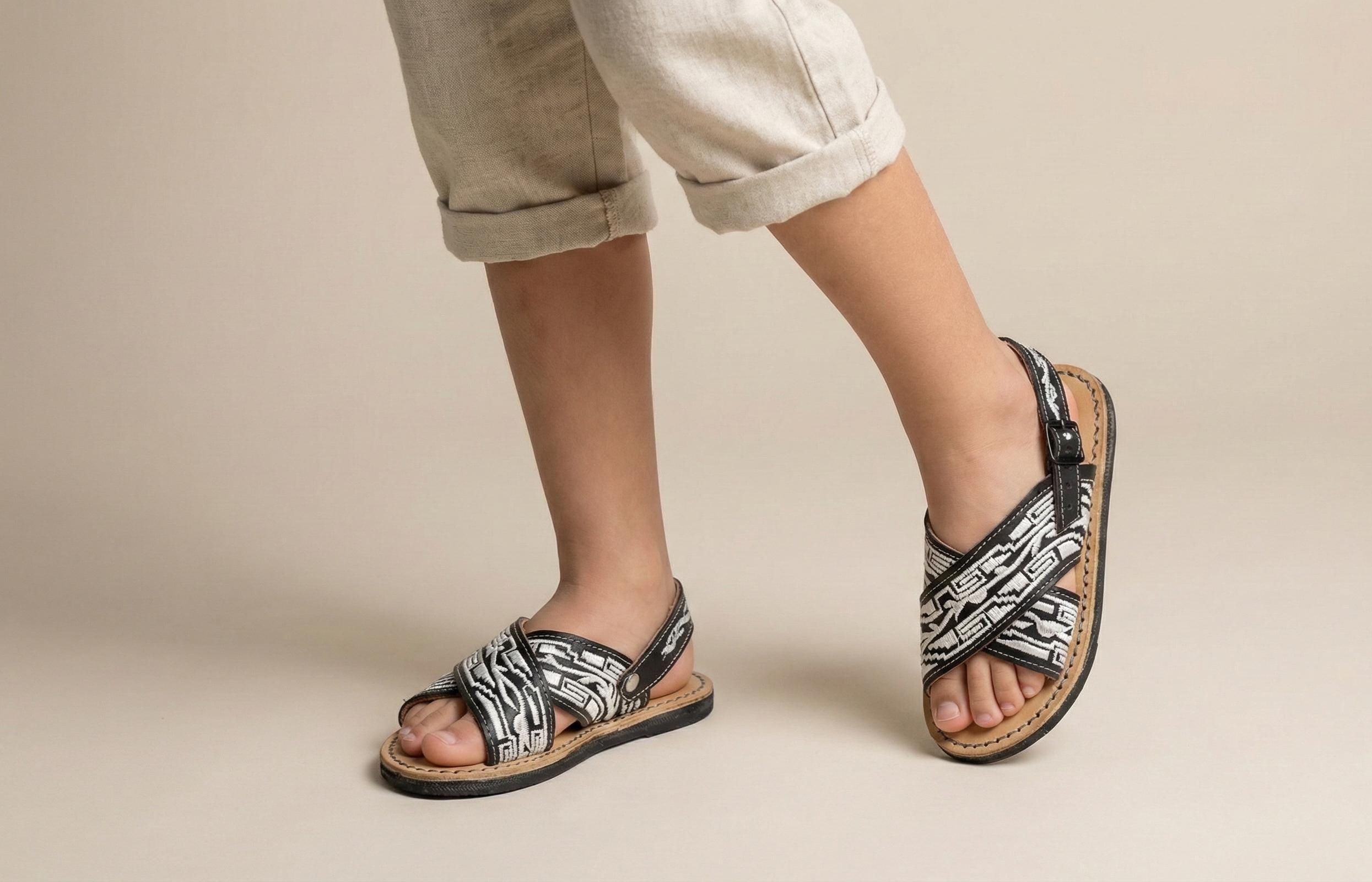 Huaraches para niño tejidos a mano, sandalia de cuero marrón o negro con hilo blanco, hebilla, hecho en México