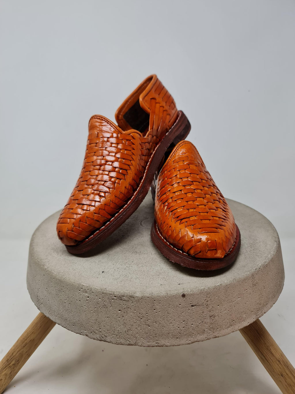 Women's closed Shedron huaraches, handcrafted woven leather, comfortable crepe sole, slip-on, made in Mexico