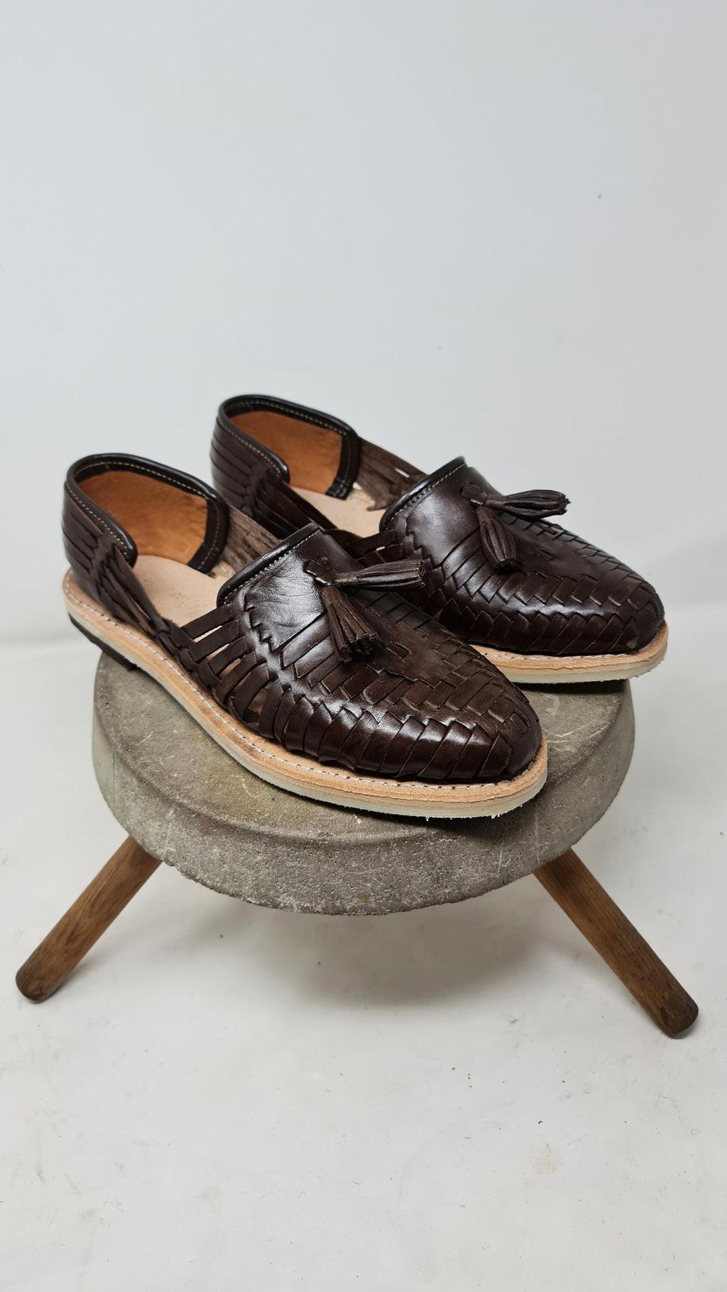 Mocasines tejidos a mano para hombre – cuero marrón