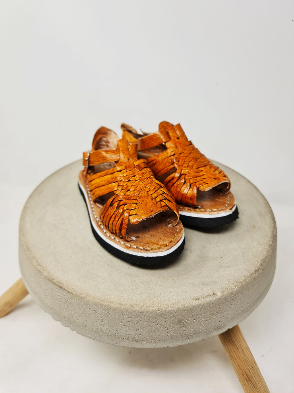 Huaraches for children. Small sizes. Mexican sandal, for kids, leather woven. For babies