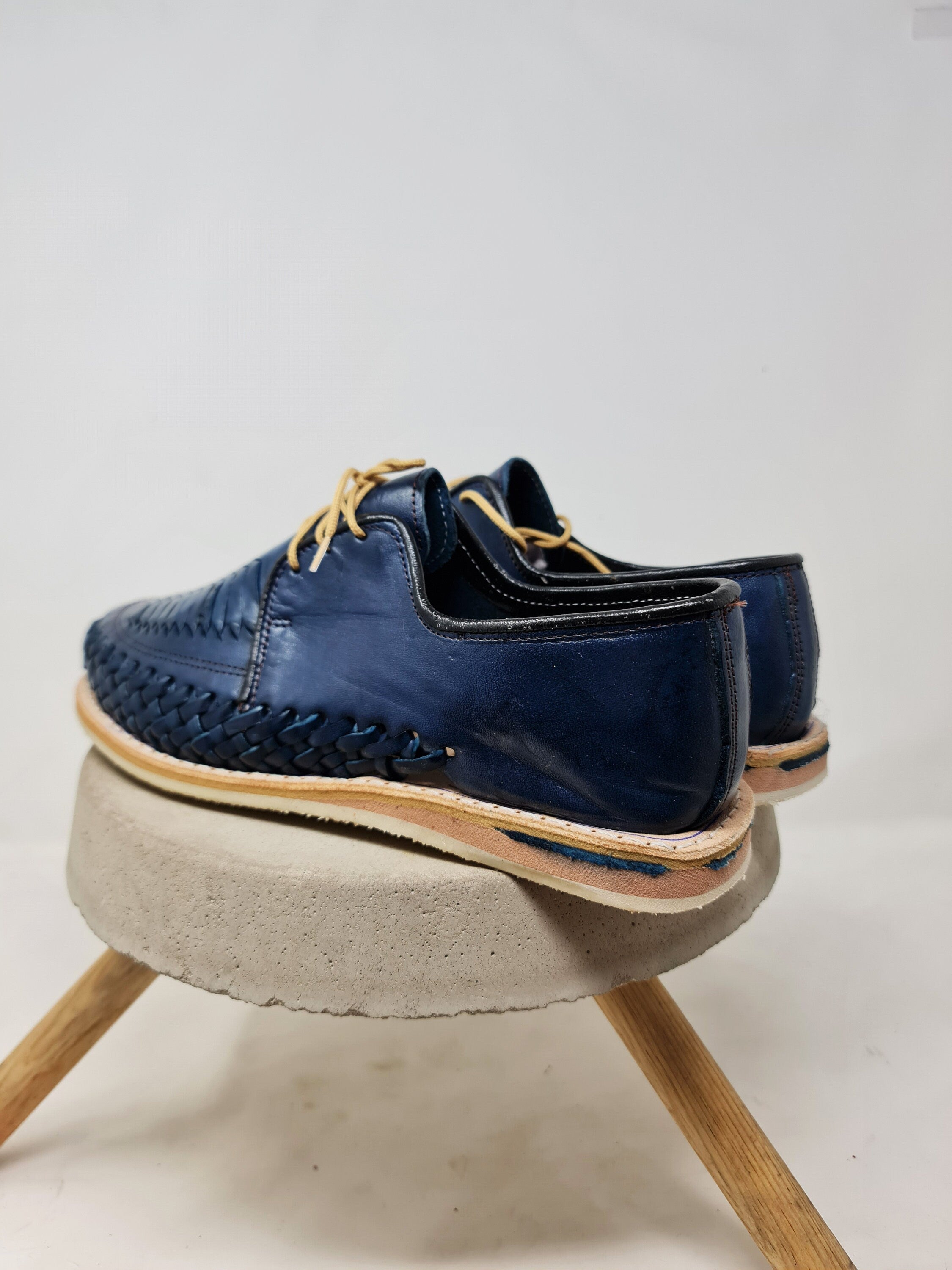 Men's closed-toe huaraches with laces. Handcrafted shoes made in Mexico