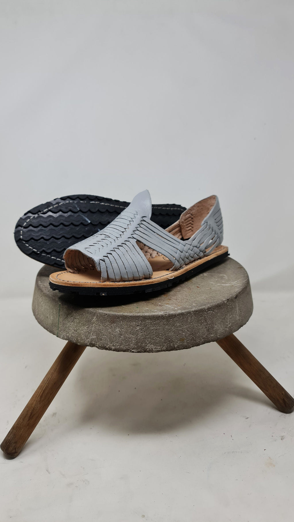 Huaraches mexicanos para hombre color gris y con suela resistente - Mexican Sandals with tire sole - estilo mexicano - gift for him