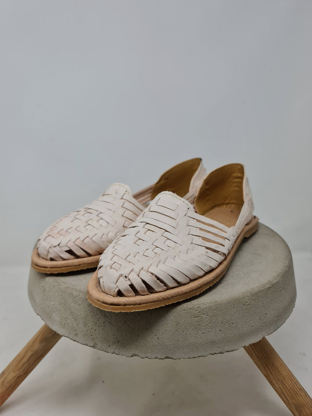 Mexican huaraches for women. Natural leather sandals
