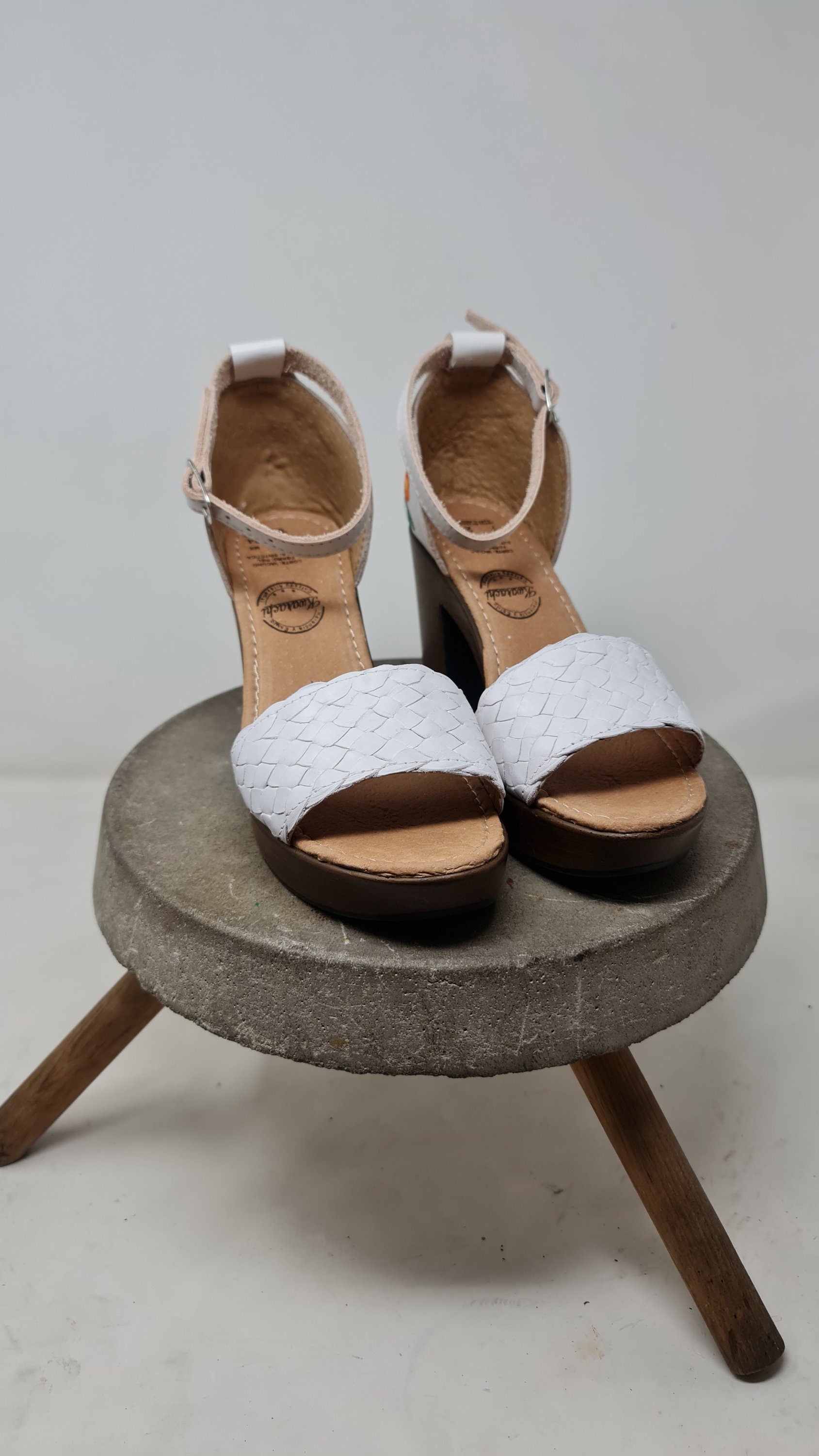 Huaraches de plataforma para mujer – blancos, bordados en el talón
