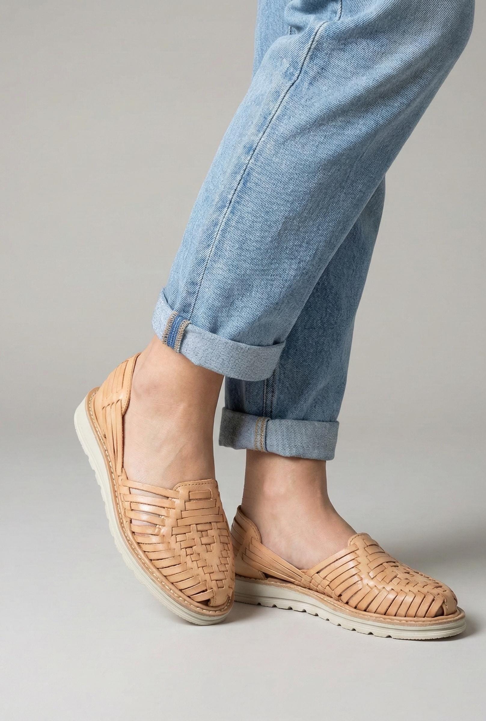 Mexican huaraches for women with thick, honey-colored sole, Closed-toe leather sandals for summer