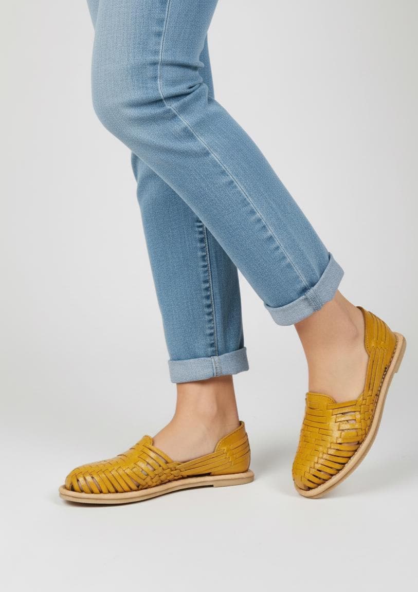 Mustard-colored Mexican huaraches for women, hurache shoe for woman