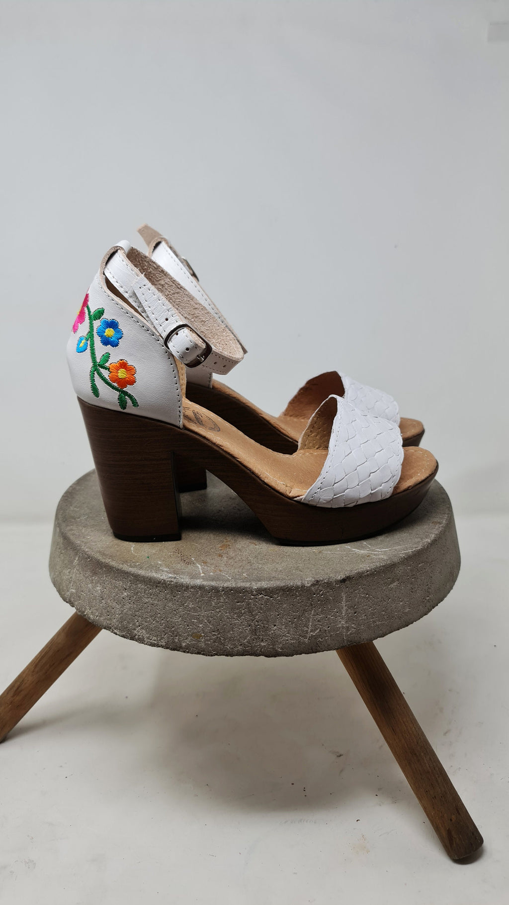 Huaraches de plataforma para mujer – blancos, bordados en el talón