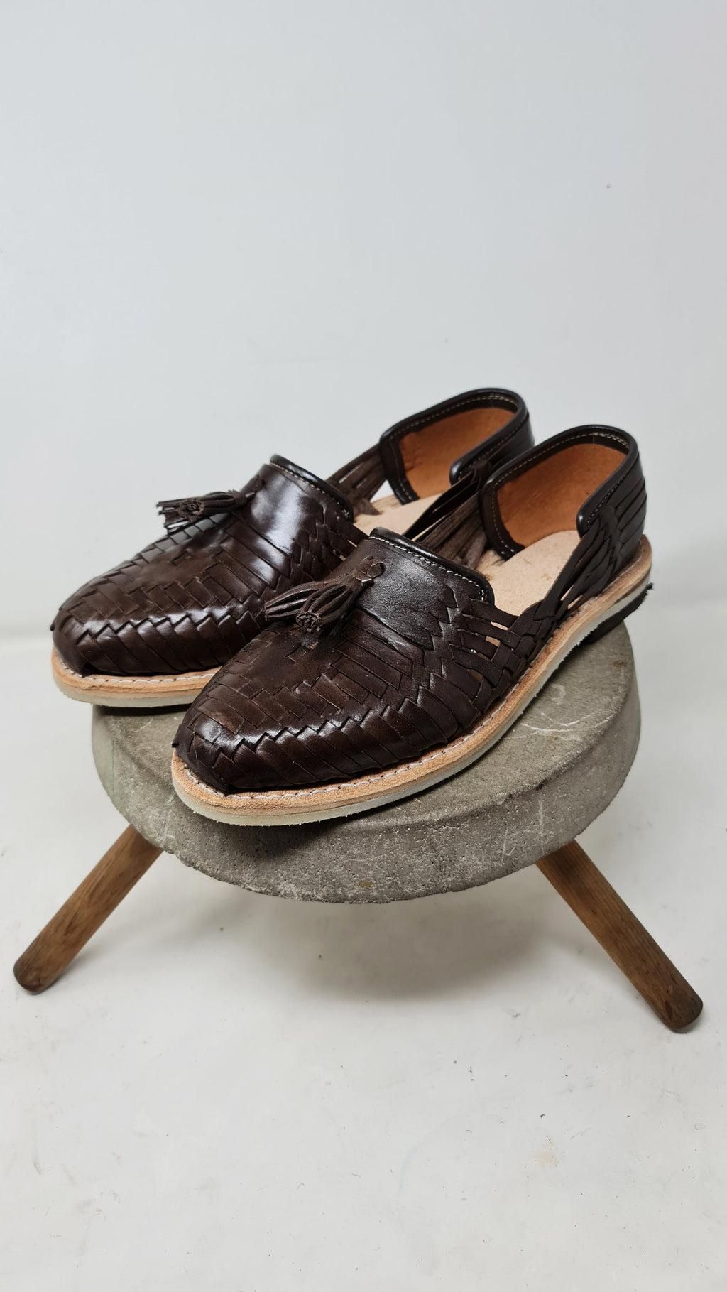 Mocasines tejidos a mano para hombre – cuero marrón