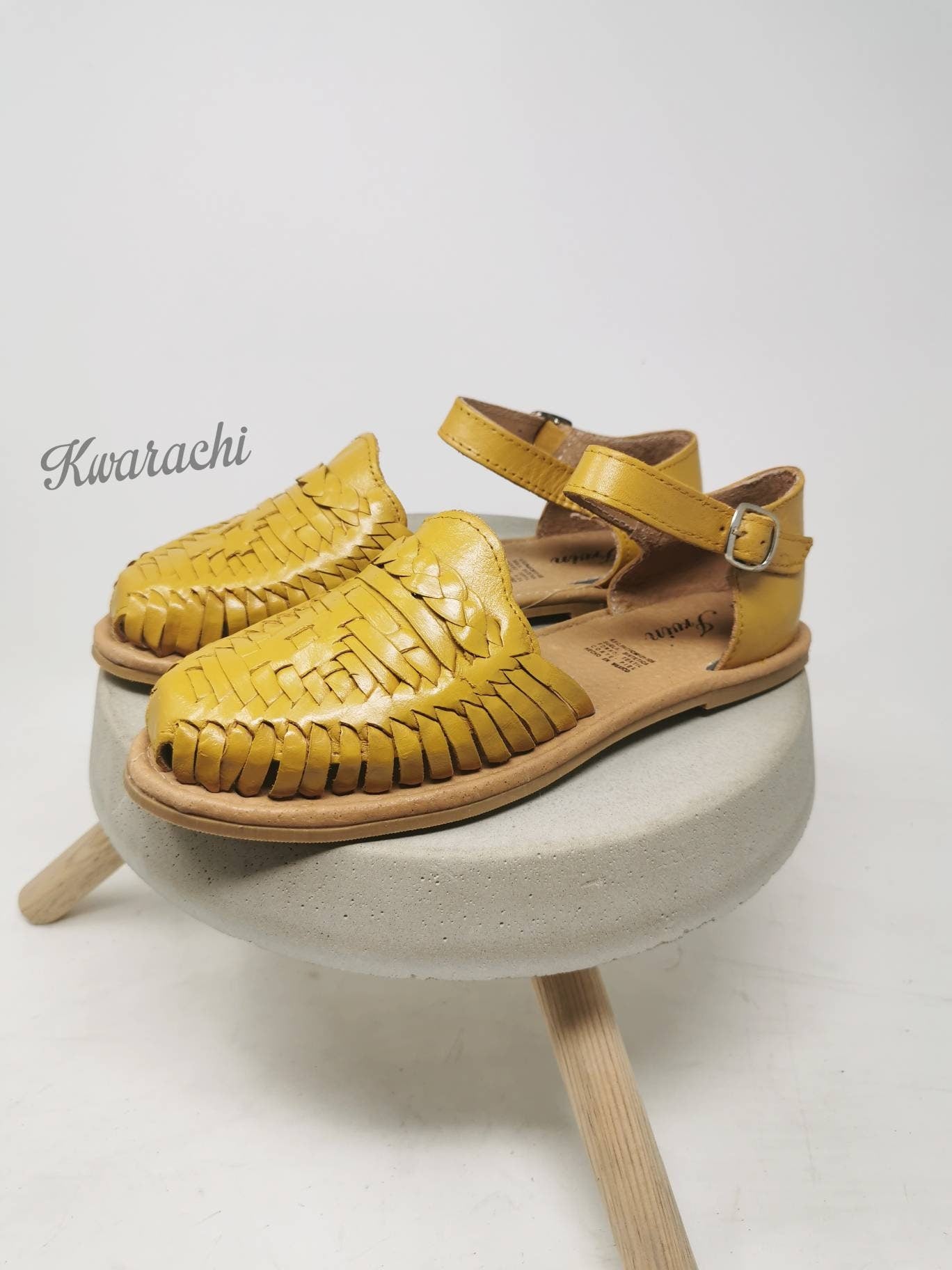 Women's huaraches with buckle, handmade Mexican sandals