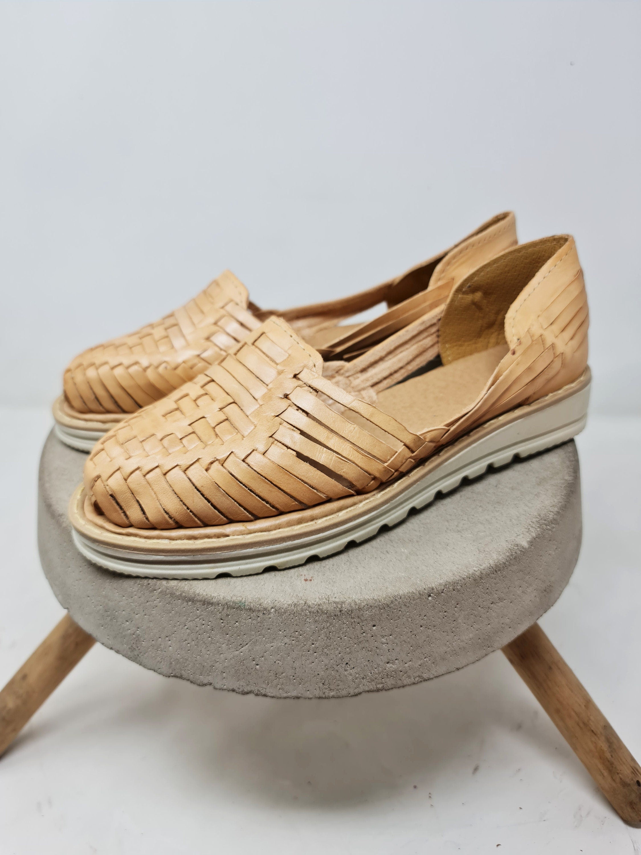 Mexican huaraches for women with thick, honey-colored sole, Closed-toe leather sandals for summer