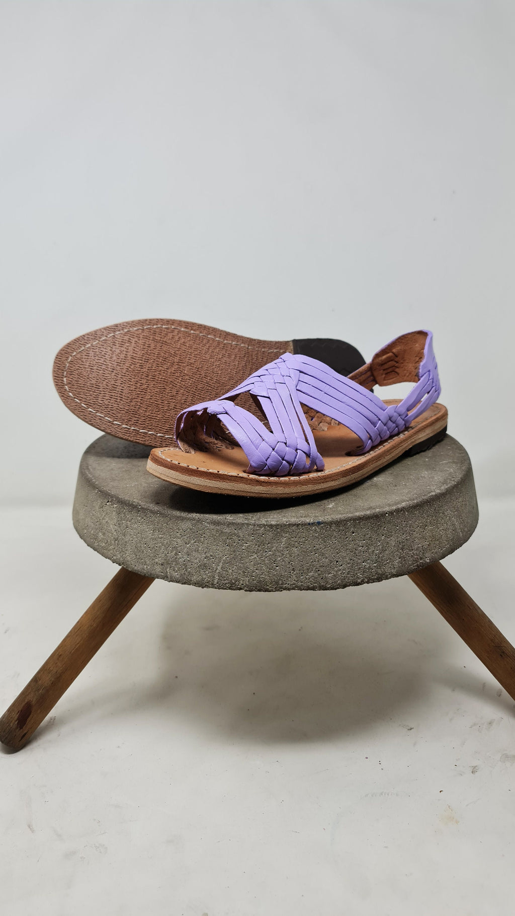 Mexican huaraches for women in lilac with open toe