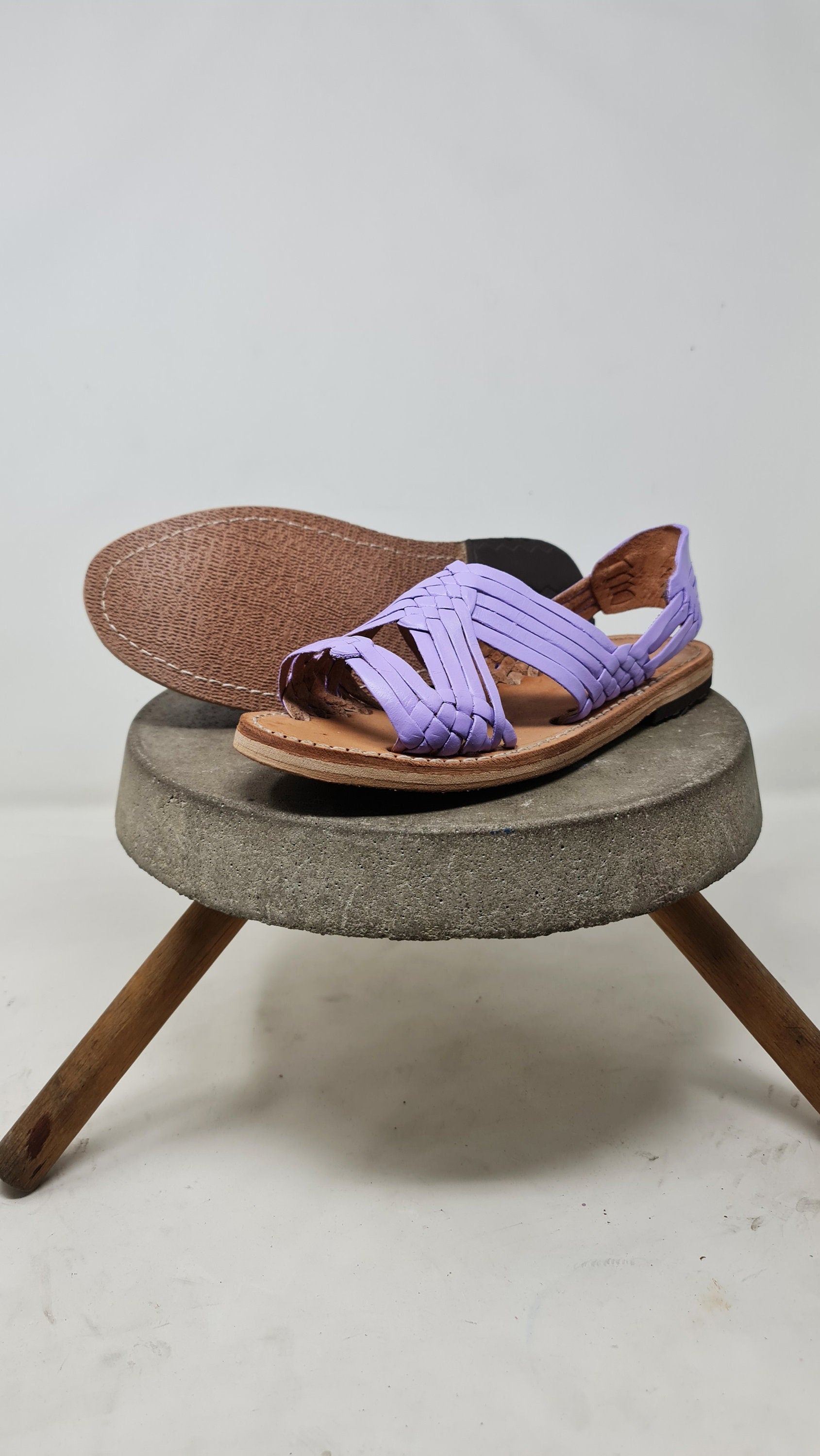 Mexican huaraches for women in lilac with open toe