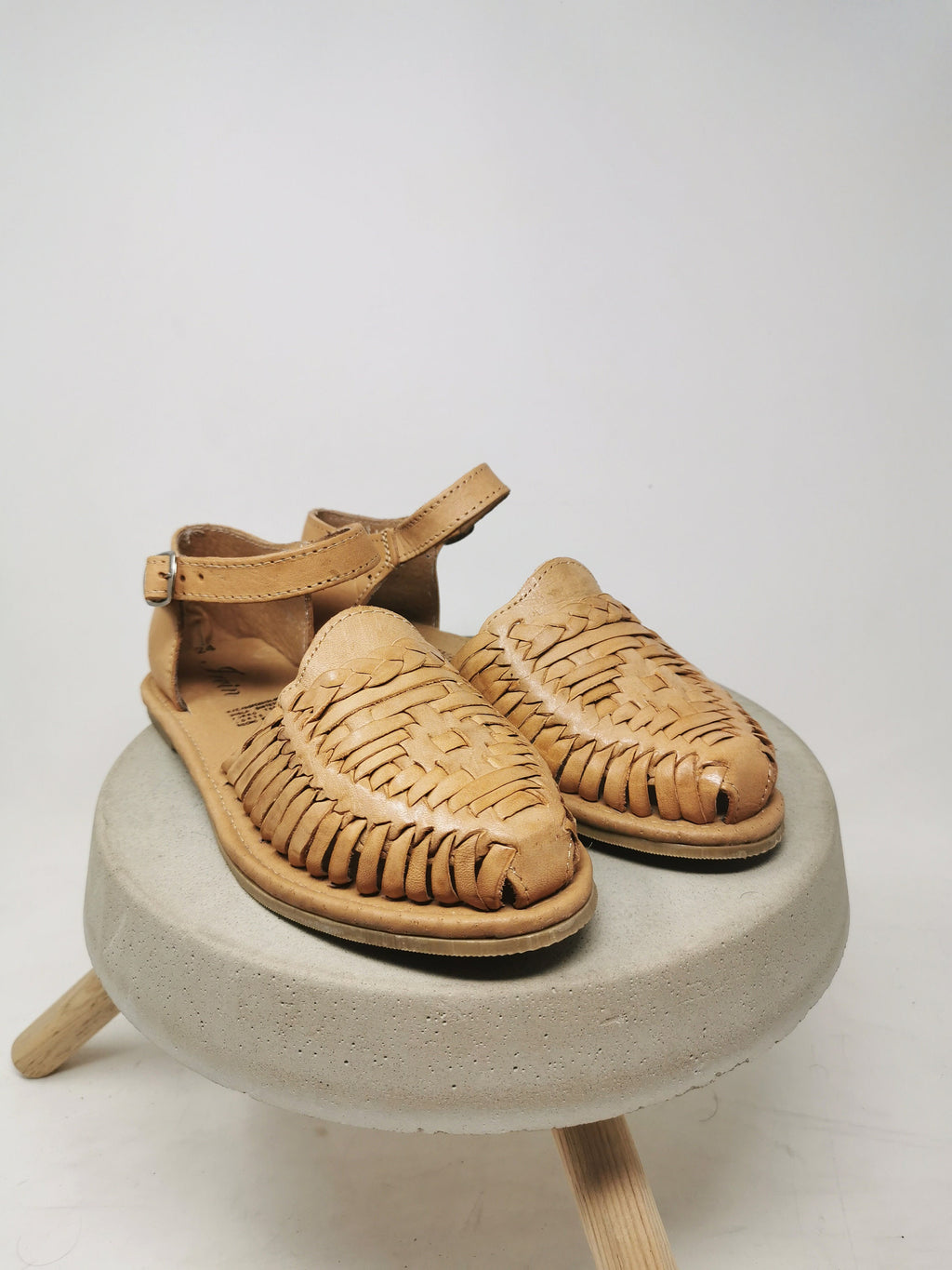 Women's huaraches with buckle, handmade Mexican sandals