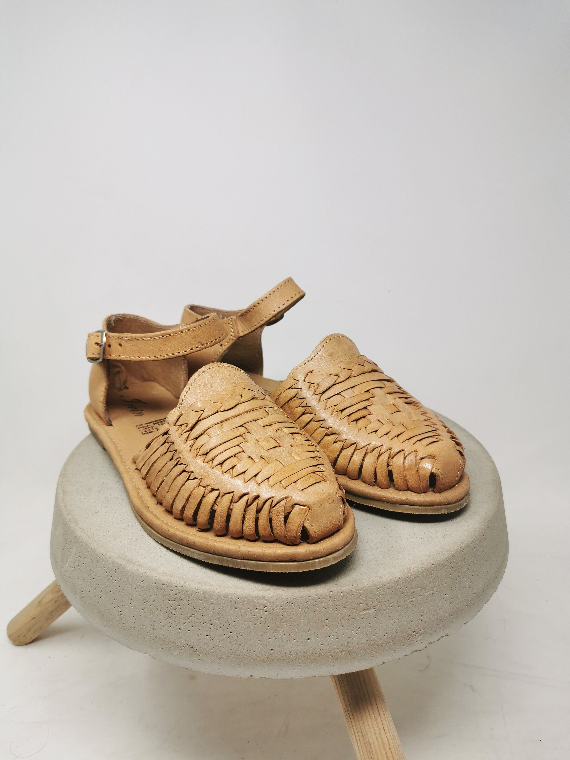 Women's huaraches with buckle, handmade Mexican sandals