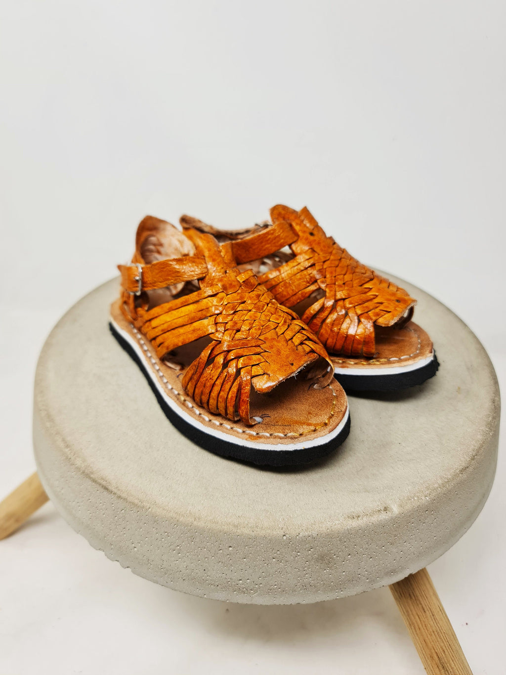 Huaraches for children. Small sizes. Mexican sandal, for kids, leather woven. For babies