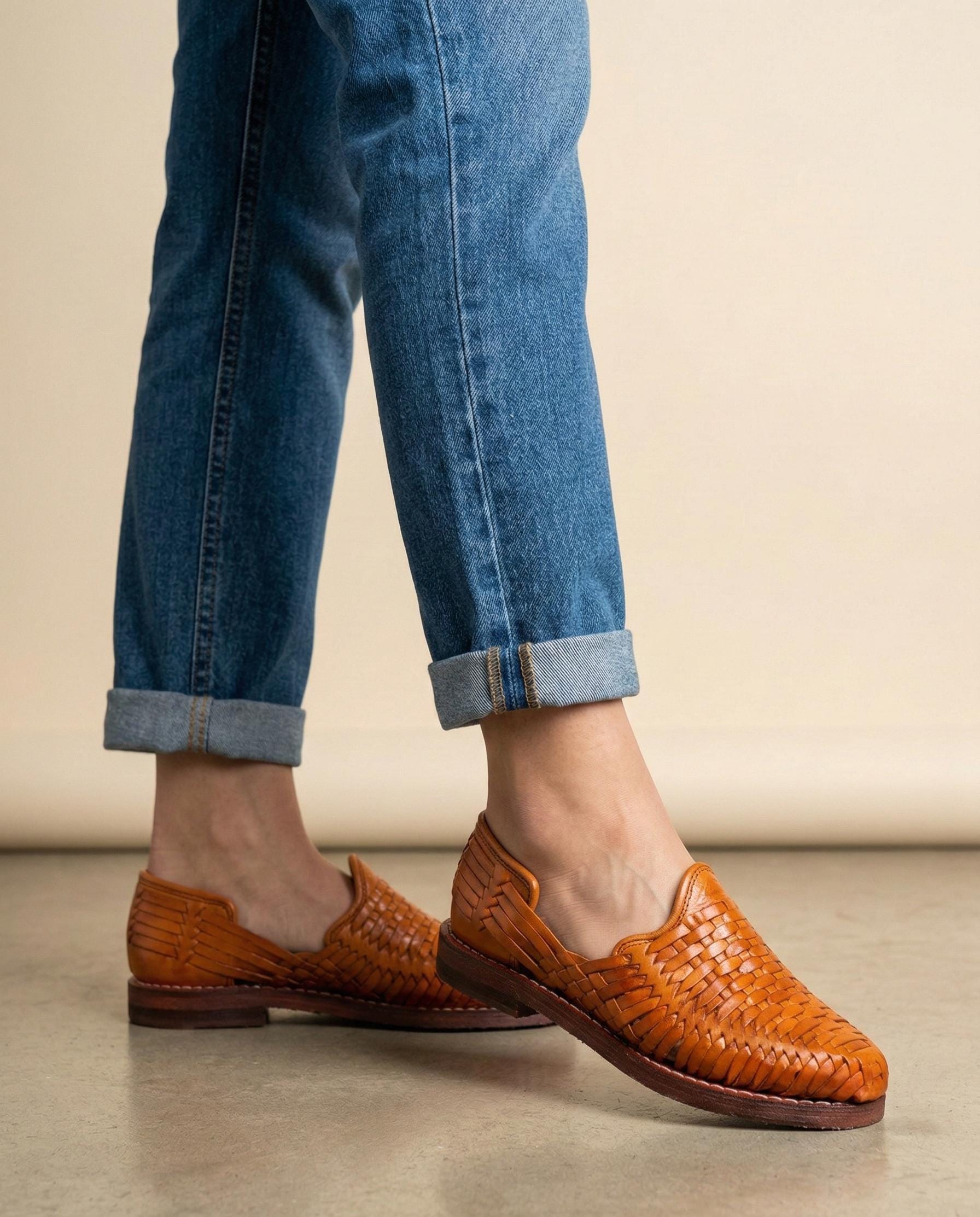 Women's closed Shedron huaraches, handcrafted woven leather, comfortable crepe sole, slip-on, made in Mexico