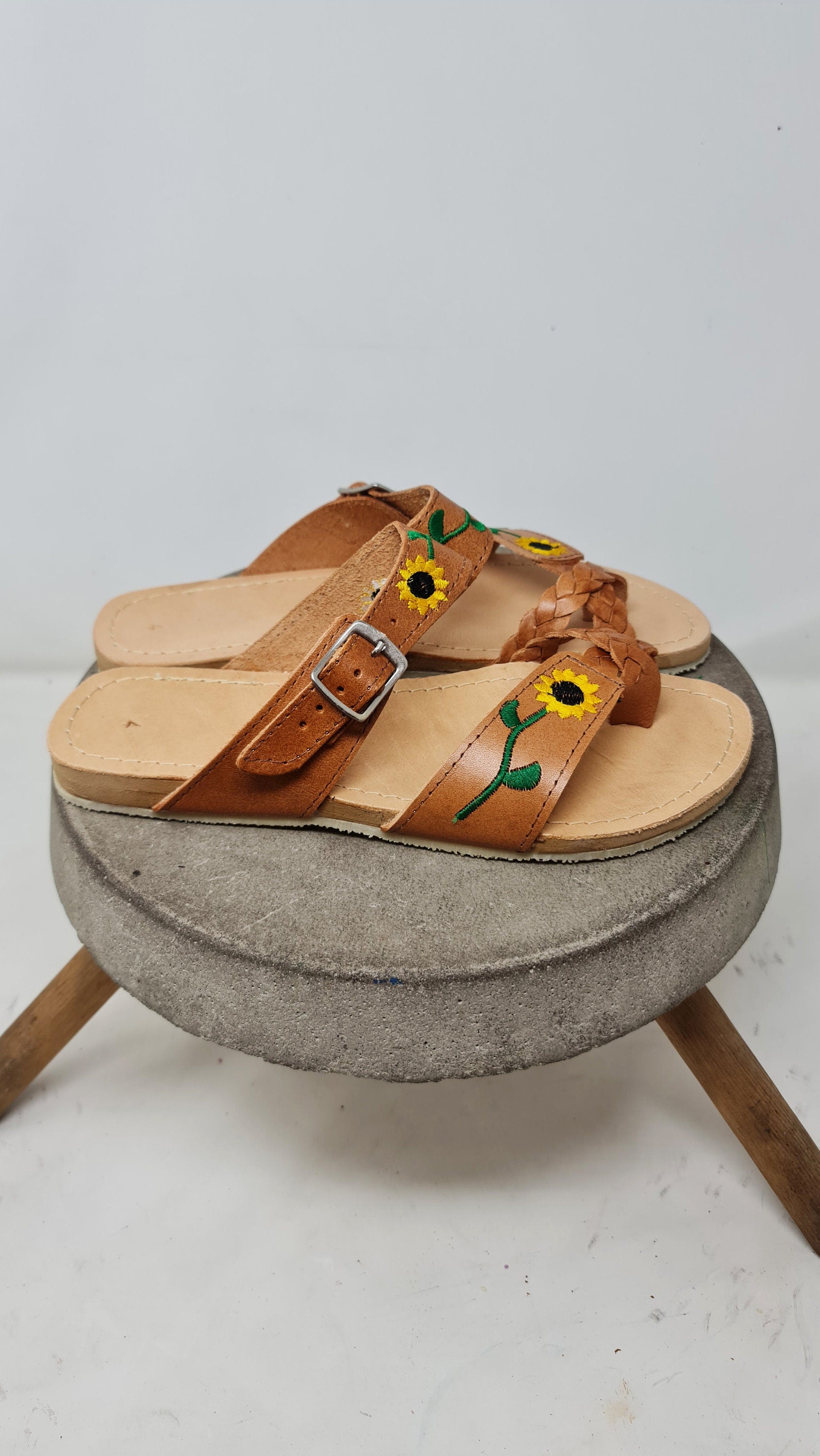 Backless women's huaraches, embroidery close-up
