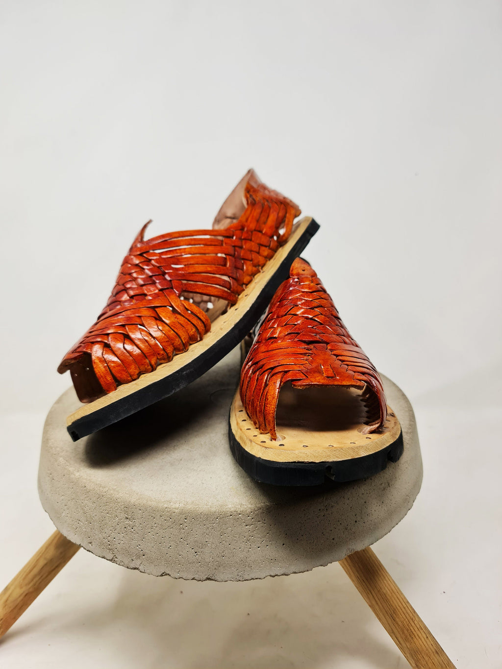 Cinnamon-colored Mexican huaraches for men, leather sandals with tire sole