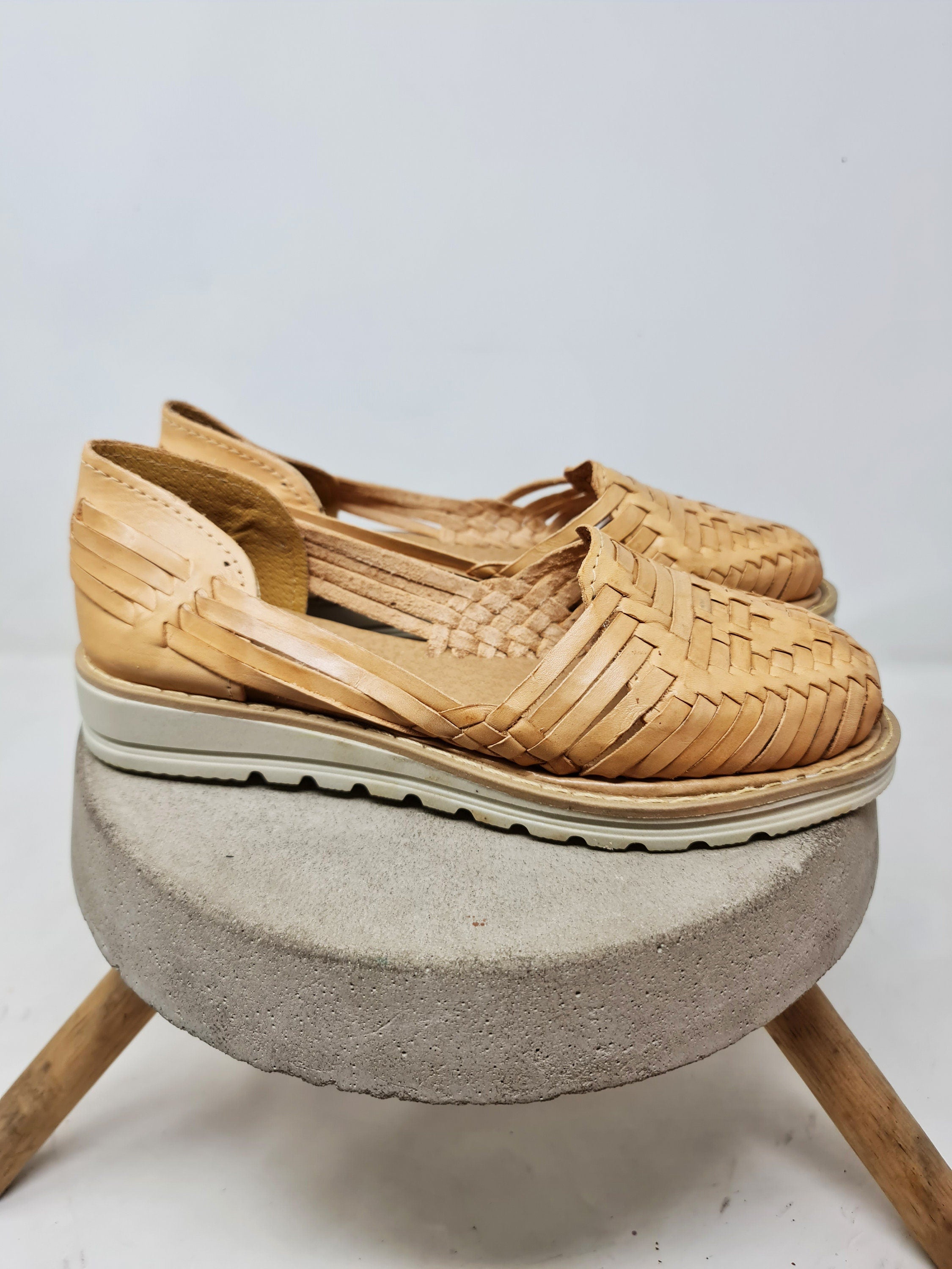 Mexican huaraches for women with thick, honey-colored sole, Closed-toe leather sandals for summer