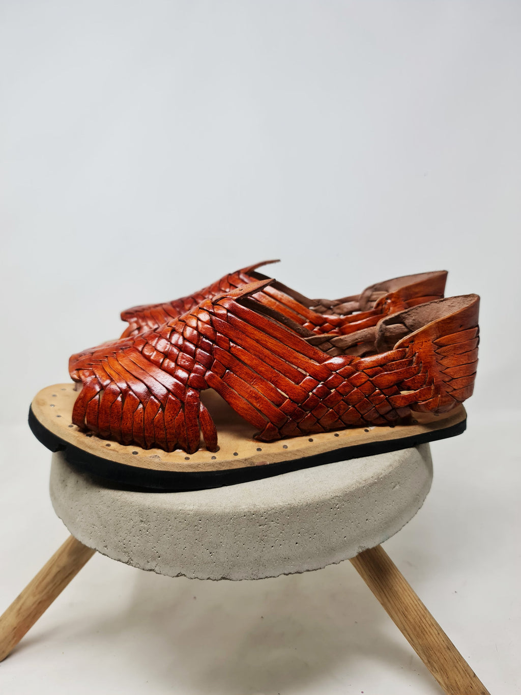 Cinnamon-colored Mexican huaraches for men, leather sandals with tire sole
