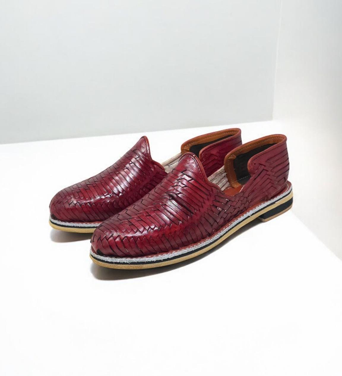 Men's Mexican woven huaraches, bottom view of the leather sole