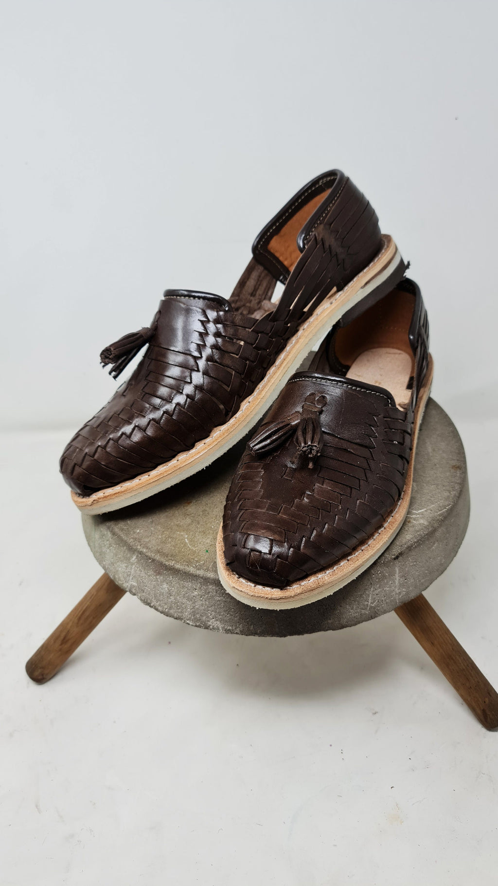 Mocasines tejidos a mano para hombre – cuero marrón