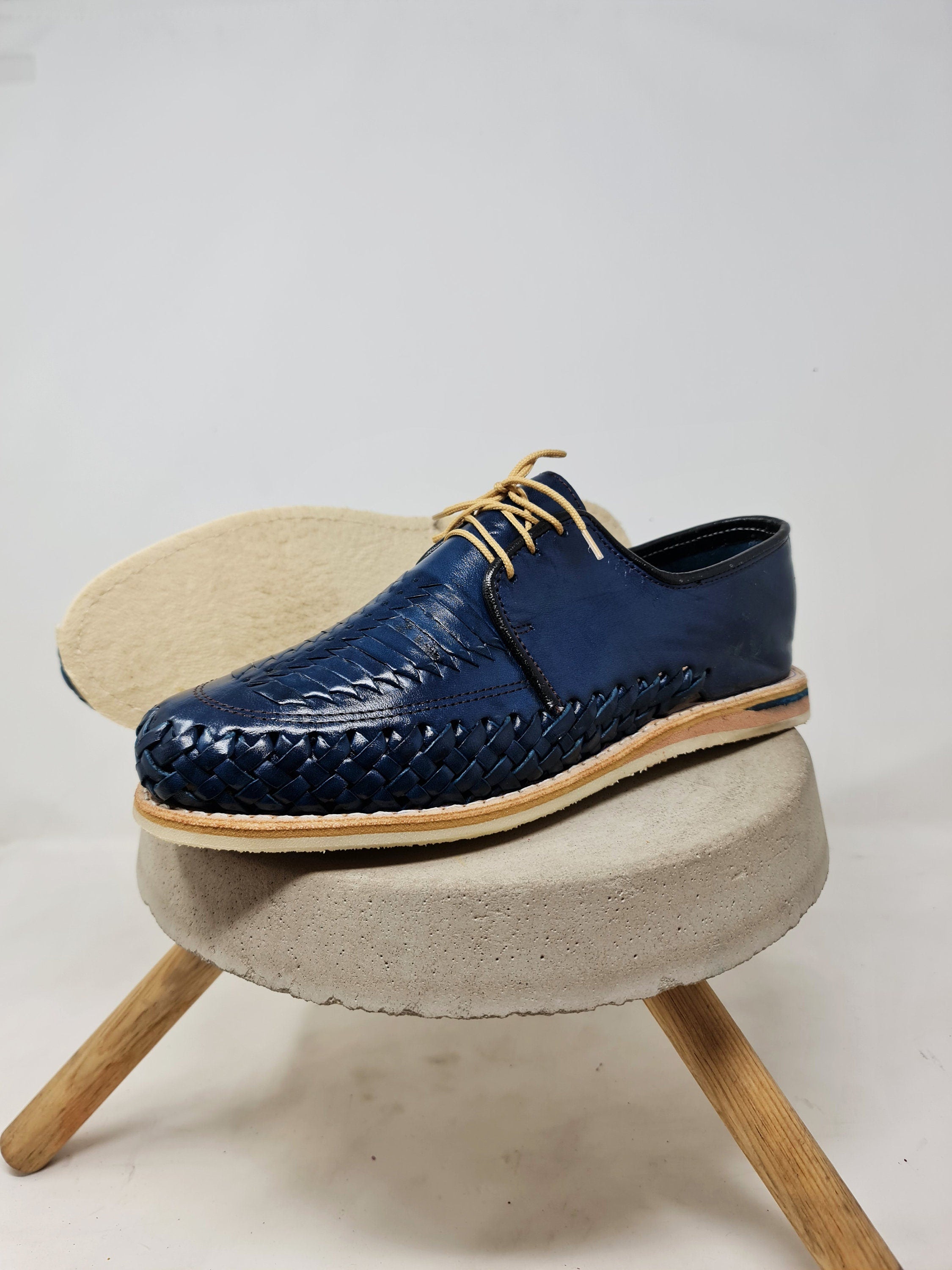 Men's closed-toe huaraches with laces. Handcrafted shoes made in Mexico