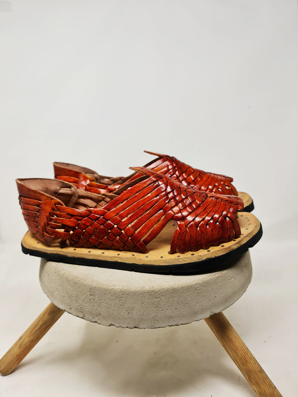 Cinnamon-colored Mexican huaraches for men, leather sandals with tire sole