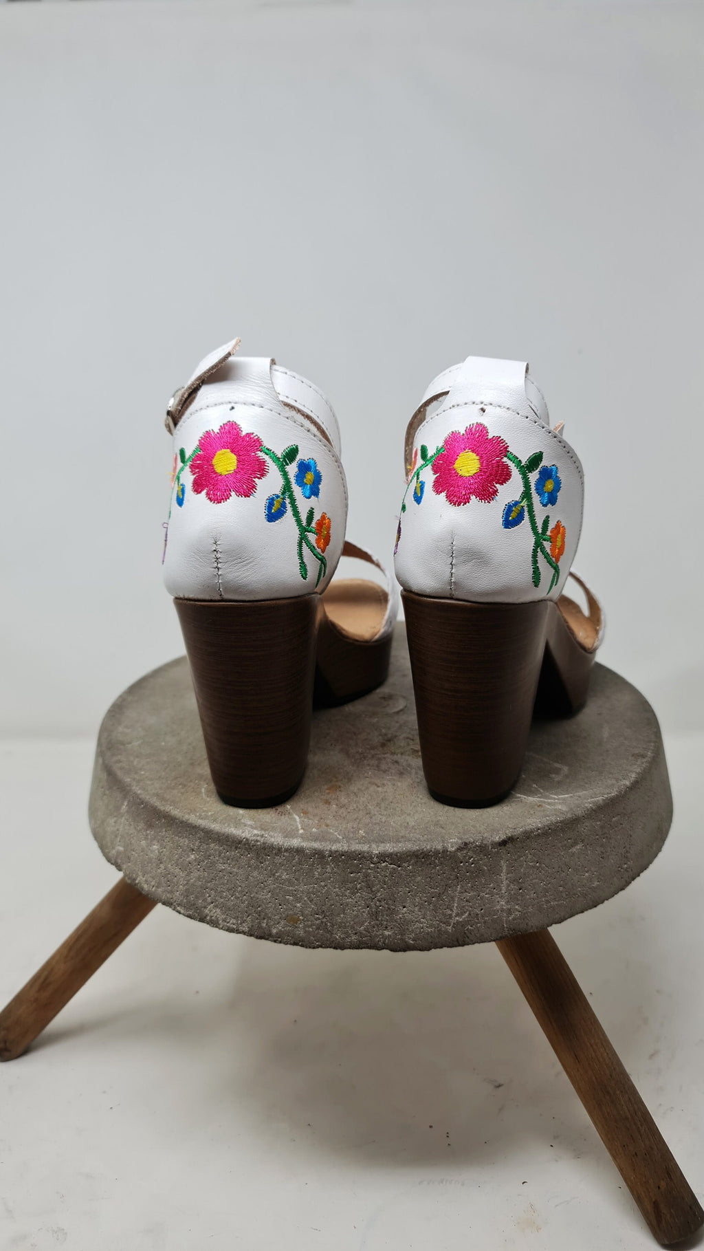 Huaraches de plataforma para mujer – blancos, bordados en el talón