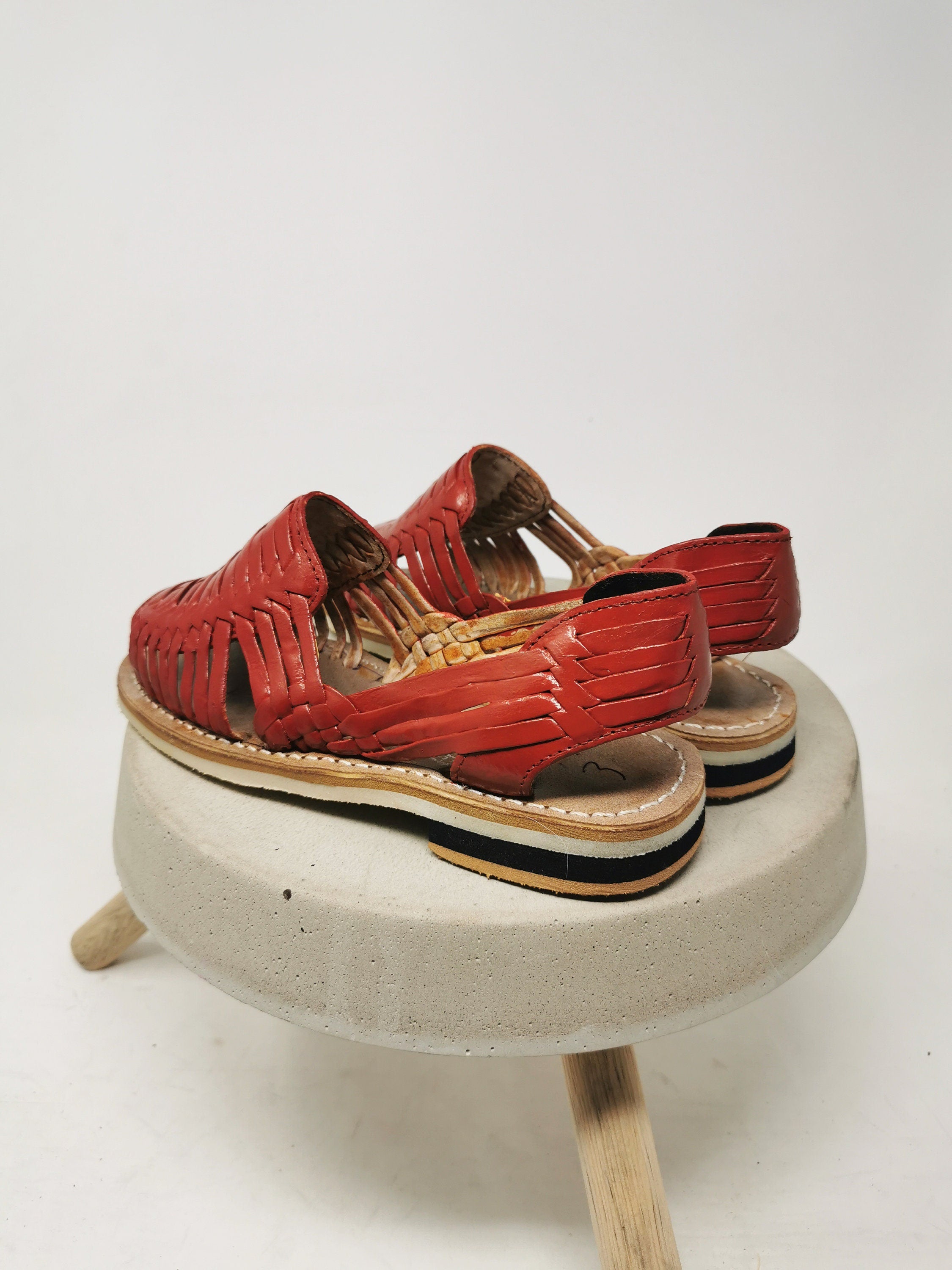 Women's red open-toe huaraches - Comfort and style for your feet