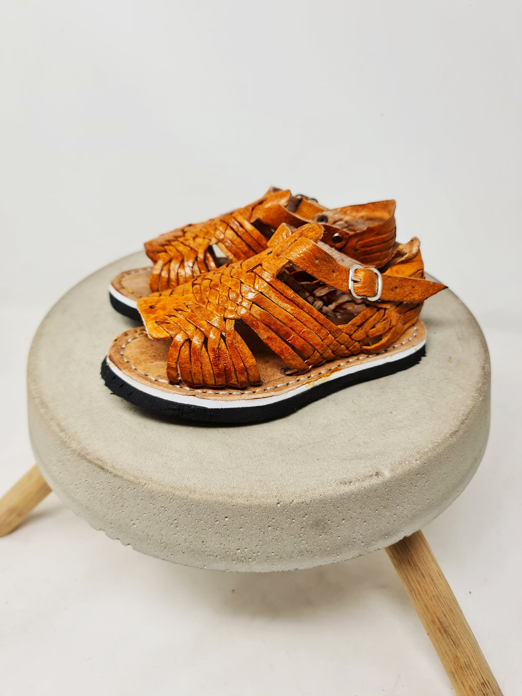 Huaraches for children. Small sizes. Mexican sandal, for kids, leather woven. For babies
