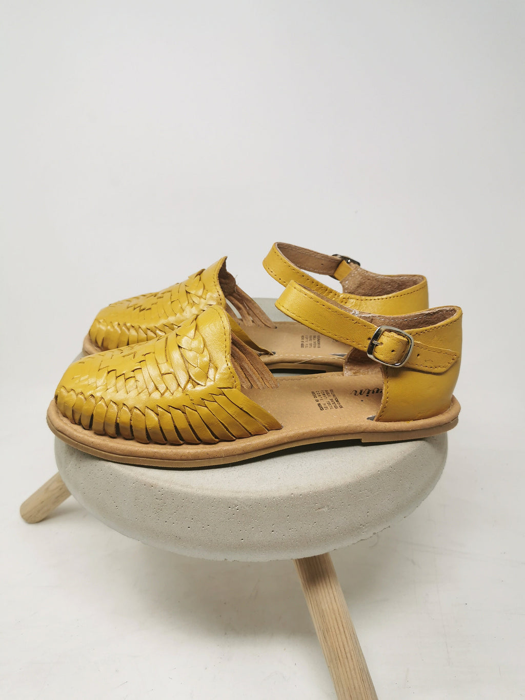 Women's huaraches with buckle, handmade Mexican sandals