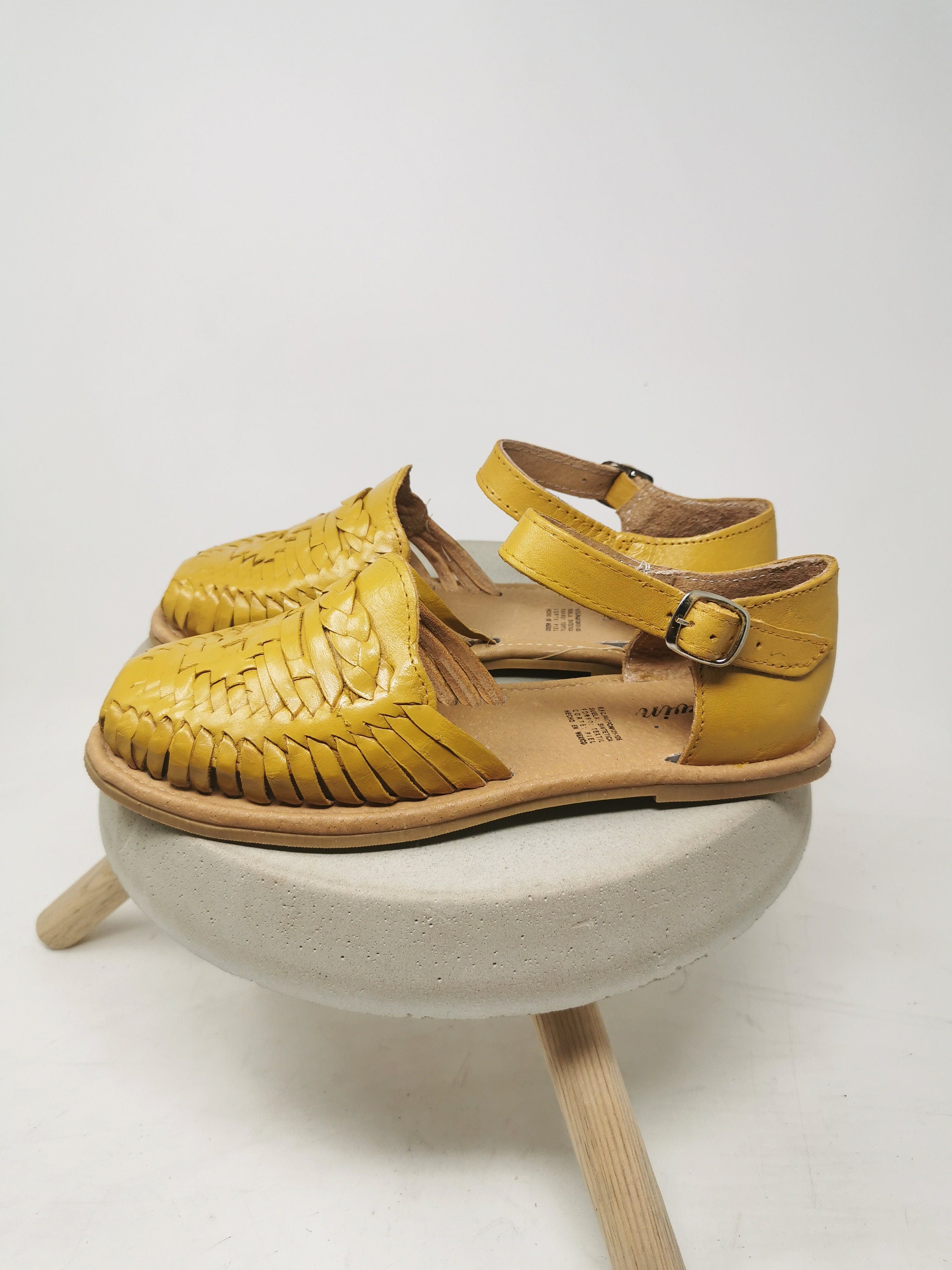 Women's huaraches with buckle, handmade Mexican sandals