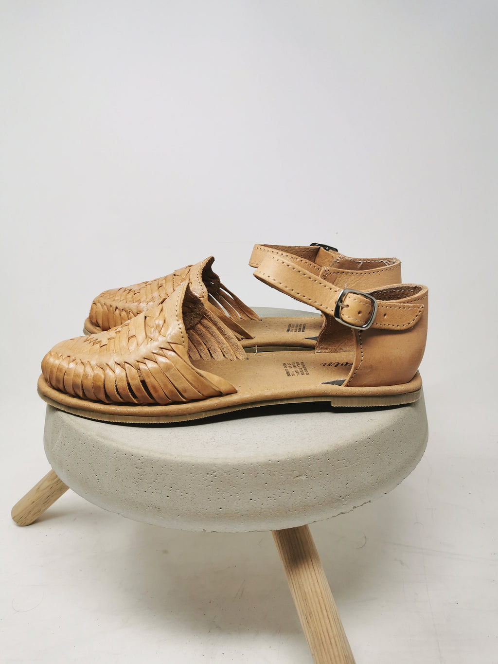 Women's huaraches with buckle, handmade Mexican sandals