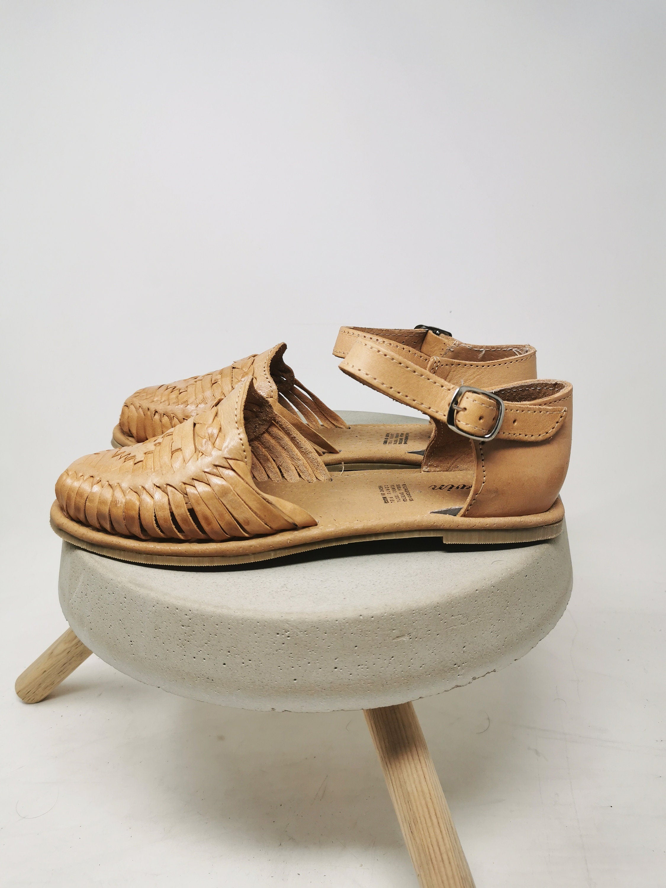 Women's huaraches with buckle, handmade Mexican sandals