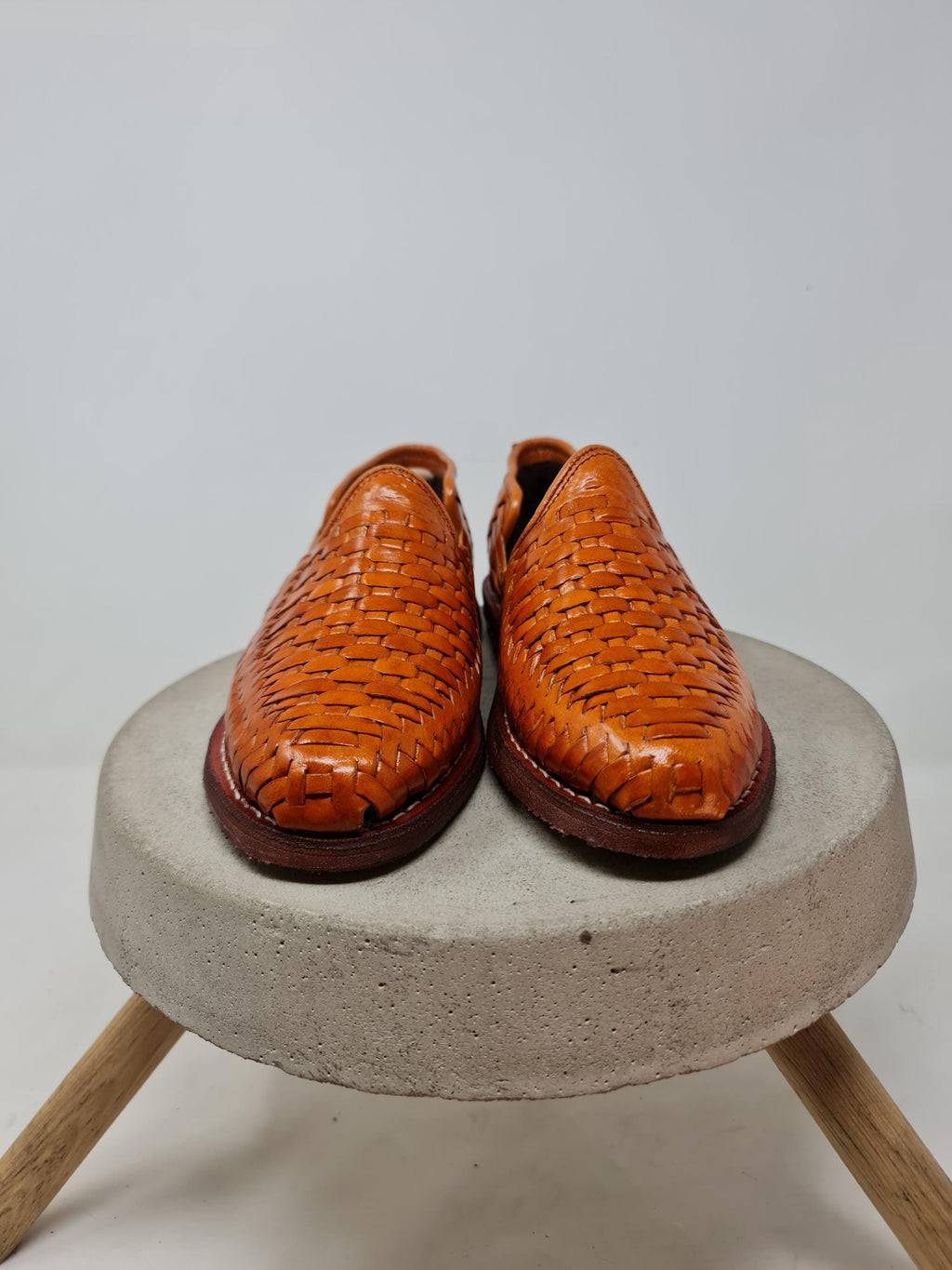 Women's closed Shedron huaraches, handcrafted woven leather, comfortable crepe sole, slip-on, made in Mexico