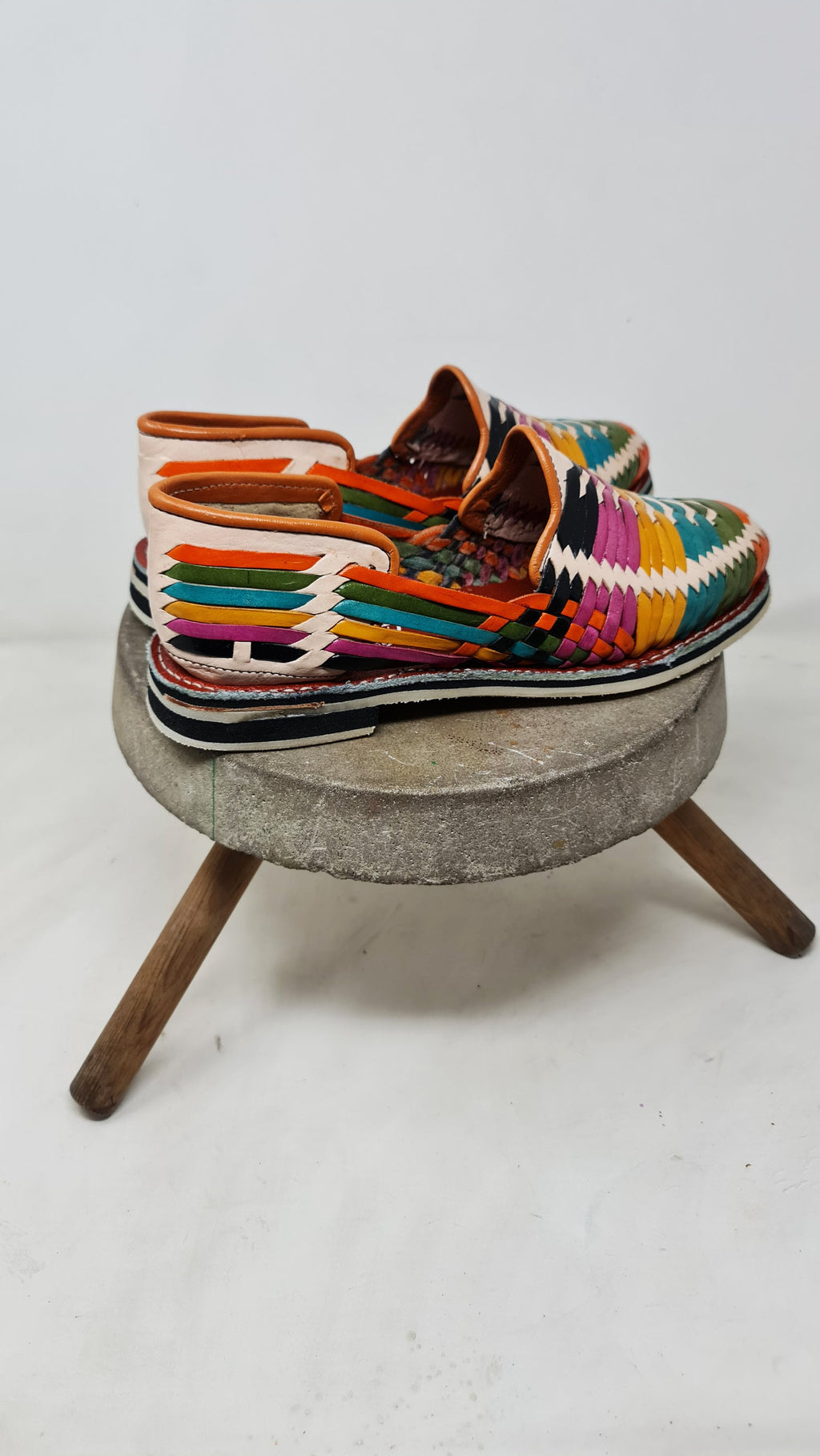 Huaraches Multicolor con Punta Cerrada para Hombre | Exclusivos de Kwarachi | Diseño Colorido y Cómodo