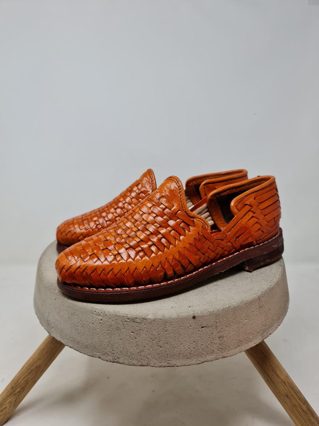 Women's closed Shedron huaraches, handcrafted woven leather, comfortable crepe sole, slip-on, made in Mexico