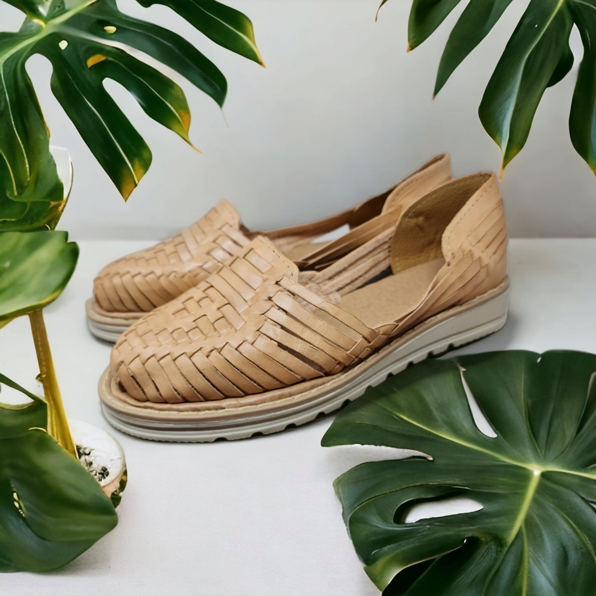 Mexican huaraches for women with thick, honey-colored sole, Closed-toe leather sandals for summer
